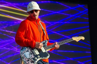 Panensky Tynec'te, Çek Cumhuriyeti - 29 Haziran 2018: şarkıcı John Gourley sırasında performans 29 Haziran 2018 Aerodrome Festivali içinde Panensky Tynec'te, Çek Cumhuriyeti, Portekiz Man in.