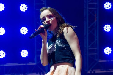 Panensky Tynec'te, Çek Cumhuriyeti - 29 Haziran 2018: şarkıcı Lauren Mayberry sırasında performans 29 Haziran 2018 Aerodrome Festivali Panensky Tynec'te, Çek Cumhuriyeti için Chvrches.