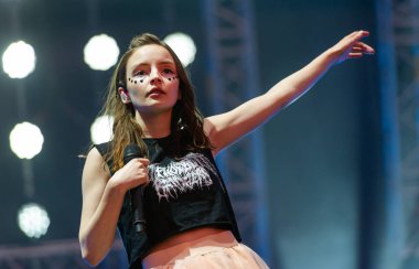 Panensky Tynec'te, Çek Cumhuriyeti - 29 Haziran 2018: şarkıcı Lauren Mayberry sırasında performans 29 Haziran 2018 Aerodrome Festivali Panensky Tynec'te, Çek Cumhuriyeti için Chvrches.