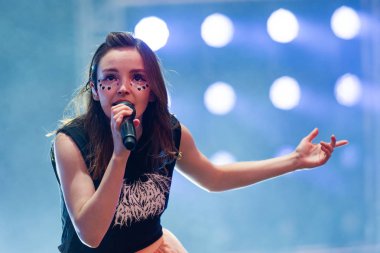 Panensky Tynec'te, Çek Cumhuriyeti - 29 Haziran 2018: şarkıcı Lauren Mayberry sırasında performans 29 Haziran 2018 Aerodrome Festivali Panensky Tynec'te, Çek Cumhuriyeti için Chvrches.