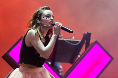 Panensky Tynec'te, Çek Cumhuriyeti - 29 Haziran 2018: şarkıcı Lauren Mayberry sırasında performans 29 Haziran 2018 Aerodrome Festivali Panensky Tynec'te, Çek Cumhuriyeti için Chvrches.