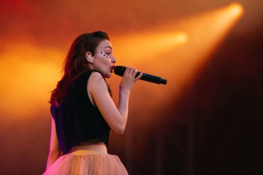 Panensky Tynec'te, Çek Cumhuriyeti - 29 Haziran 2018: şarkıcı Lauren Mayberry sırasında performans 29 Haziran 2018 Aerodrome Festivali Panensky Tynec'te, Çek Cumhuriyeti için Chvrches.