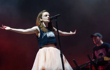 Panensky Tynec'te, Çek Cumhuriyeti - 29 Haziran 2018: şarkıcı Lauren Mayberry sırasında performans 29 Haziran 2018 Aerodrome Festivali Panensky Tynec'te, Çek Cumhuriyeti için Chvrches.