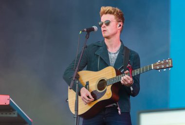 Panensky Tynec'te, Çek Cumhuriyeti - 30 Haziran 2018: şarkıcı Steve Garrigan sırasında performans 30 Haziran 2018 Aerodrome Festivali Panensky Tynec'te, Çek Cumhuriyeti için Kodaline.