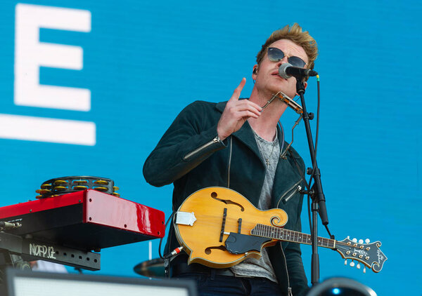 ПАНЕНСКИЙ ТИНЕК, ЧЕШСКАЯ РЕСПУБЛИКА - 30 июня 2018 года: Певец Стив Гарриган из Кодалина во время выступления на фестивале "Аэродром" в Паненском Тынеке, Чехия, 30 июня 2018 года
.