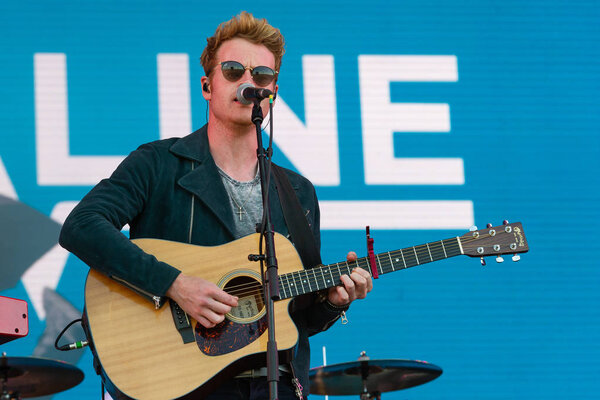 ПАНЕНСКИЙ ТИНЕК, ЧЕШСКАЯ РЕСПУБЛИКА - 30 июня 2018 года: Певец Стив Гарриган из Кодалина во время выступления на фестивале "Аэродром" в Паненском Тынеке, Чехия, 30 июня 2018 года
.