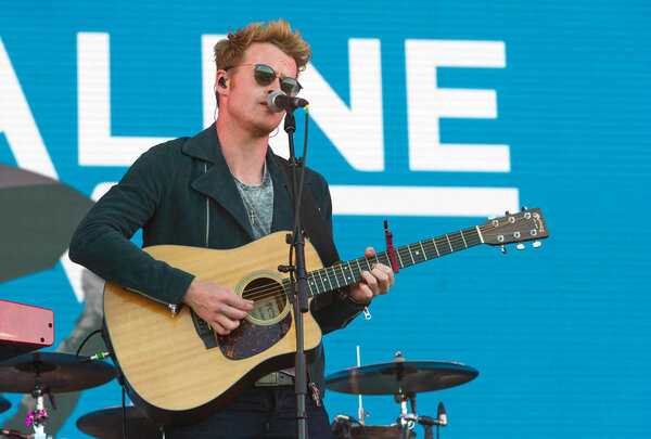 ПАНЕНСКИЙ ТИНЕК, ЧЕШСКАЯ РЕСПУБЛИКА - 30 июня 2018 года: Певец Стив Гарриган из Кодалина во время выступления на фестивале "Аэродром" в Паненском Тынеке, Чехия, 30 июня 2018 года
.