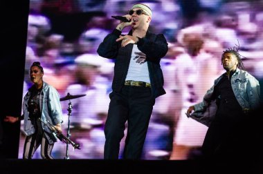 Panensky Tynec'te, Çek Cumhuriyeti - 30 Haziran 2018: Amerikalı rapçi Macklemore (ortada) 30 Haziran 2018 Aerodrome Festivali Panensky Tynec'te, Çek Cumhuriyeti için onun performansı sırasında.