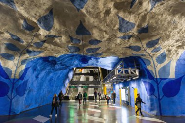 Stockholm, İsveç - 28 Eylül 2018: İç in T-Centralen Metro İstasyonu Stockholm metrosu İsveç, 28 Eylül 2018.