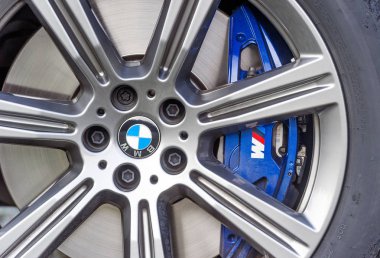 Prague, Çek Cumhuriyeti - 13 Aralık 2018: Bmw tekerlekli araba Prag, Çek Cumhuriyeti, 13 Aralık 2018.