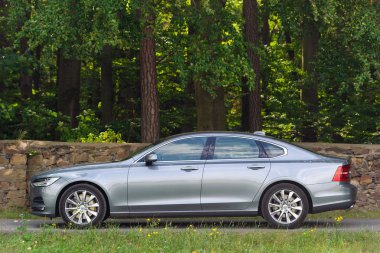 Pruhonice, Çek Cumhuriyeti-Temmuz 9, 2018: gümüş Volvo S90 D5 Pruhonice, Çek Cumhuriyeti, Temmuz 9, 2018.
