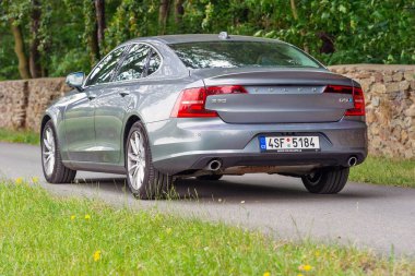 Pruhonice, Çek Cumhuriyeti-Temmuz 9, 2018: gümüş Volvo S90 D5 Pruhonice, Çek Cumhuriyeti, Temmuz 9, 2018.