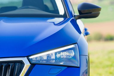 Mavi bir arabanın ön lambası