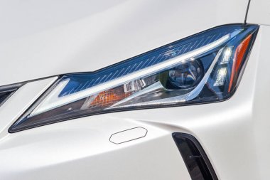 Beyaz bir arabanın ön ışığı.