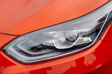 Kırmızı bir arabanın ön ışığı.