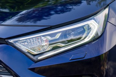 Mavi bir arabanın ön lambası