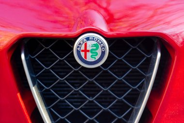Prag, Çek Cumhuriyeti - 29 Ocak 2019: Prag Alfa Romeo aracının logosu, Çek Cumhuriyeti, 29 Ocak 2019
