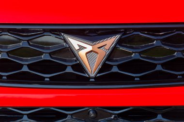 Prag, Çek Cumhuriyeti - 23 Mayıs 2019: Prag'da Cupra aracının logosu, Çek Cumhuriyeti, 23 Mayıs 2019