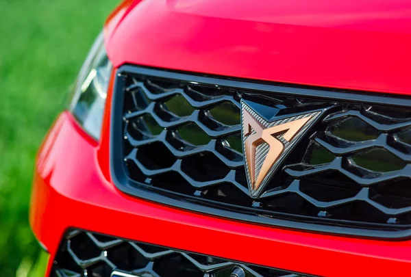 Prag, Çek Cumhuriyeti - 23 Mayıs 2019: Prag'da Cupra aracının logosu, Çek Cumhuriyeti, 23 Mayıs 2019