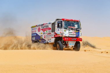 Ksar Ghilane, Tunus - 8 Haziran 2019: Martin Oltys 'den Tatra (Buggyra Yarış Takımı) Ksar Ghilane, Tunus yakınlarındaki Sahra' da eğitim sürüşünde, 8 Haziran 2019