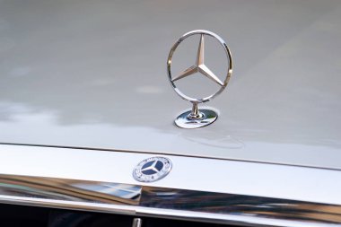 Prag, Çek Cumhuriyeti - 10 Ekim 2019: Mercedes-Benz kaput süsü Prag, Çek Cumhuriyeti, 10 Ekim 2019