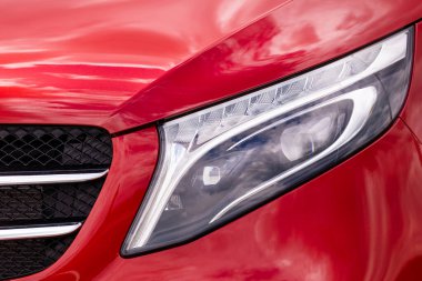 Yeni bir kırmızı arabanın ön ışığı.