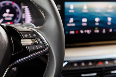 Bir arabanın içindeki direksiyon düğmeleri