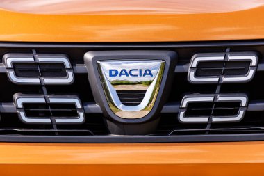 PRAG, CZECH Cumhuriyet - 12 Ağustos 2020: Prag, Çek Cumhuriyeti 'nde Dacia aracının logosu, 12 Ağustos 2020