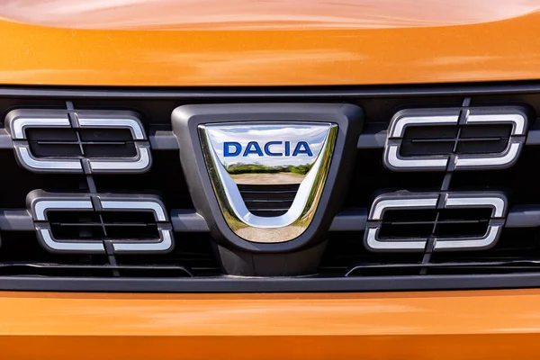 PRAG, CZECH Cumhuriyet - 12 Ağustos 2020: Prag, Çek Cumhuriyeti 'nde Dacia aracının logosu, 12 Ağustos 2020