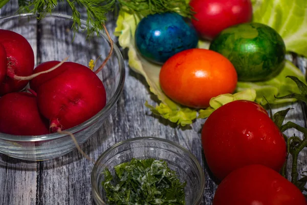 Uma Tábua Escura Estão Aveia Fatiada Para Salada Tomates Rabanetes — Fotografia de Stock