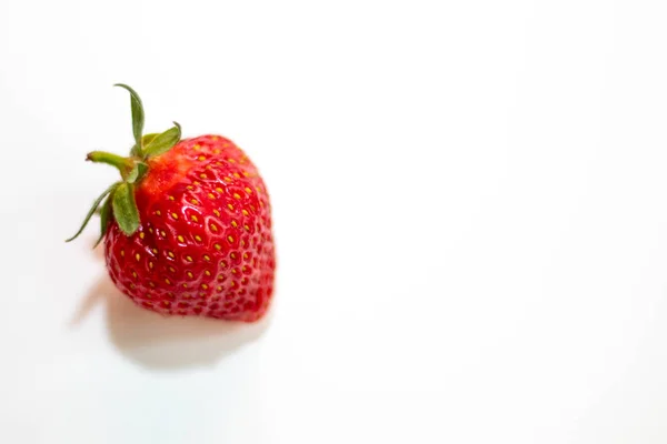 Una Hermosa Fresa Roja Con Una Cola Verde Encuentra Sobre — Foto de Stock