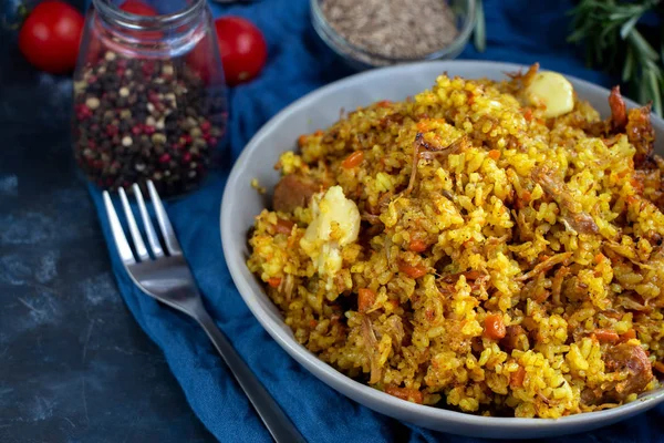 Plato Grande Lleno Pilaf Uzbeko Junto Los Tomates Cherry Paño — Foto de Stock