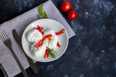 Haşlanmış yumurta - biber dilimleri ile, dereotu bir sprig, kiraz domates. Sağlıklı bir kahvaltı veya atıştırmalık için. Tabak gri bir peçete üzerinde yatıyor, çatal bıçak takımı var. Çatal ve bıçak. 