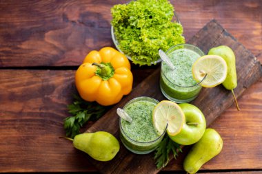 Diyet içeceği, smoothie. Yeşil renk. Vücut temizliği. Diyet. Yakında portakal kabağı, armut, elma, nane yaprakları, biber vardır. Limonlu Lobules. Bir demet beyaz üzüm. Sağlıklı beslenme Hafif kahvaltı. 