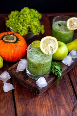 Diyet içeceği, smoothie. Yeşil renk. Vücut temizliği. Diyet. Yakında portakal kabağı, armut, elma, nane yaprakları, biber vardır. Limonlu Lobules. Bir demet beyaz üzüm. Sağlıklı beslenme Hafif kahvaltı. 