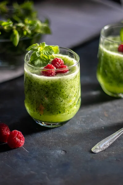 Diyet içeceği, smoothie. Yeşil renk. Vücut temizliği. Diyet. Salatalık, elma, limon, zencefil, avokado. Bir bardak ahududu da. Kaşıkta yemek. Sağlıklı beslenme. Hafif kahvaltı. 