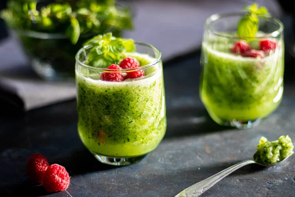 Diyet içeceği, smoothie. Yeşil renk. Vücut temizliği. Diyet. Salatalık, elma, limon, zencefil, avokado. Bir bardak ahududu da. Kaşıkta yemek. Sağlıklı beslenme. Hafif kahvaltı. 