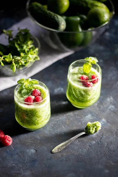 Diyet içeceği, smoothie. Yeşil renk. Vücut temizliği. Diyet. Salatalık, elma, limon, zencefil, avokado. Bir bardak ahududu da. Kaşıkta yemek. Sağlıklı beslenme. Hafif kahvaltı. 