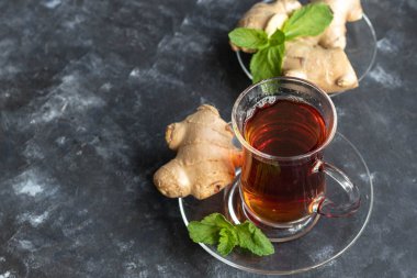Limonlu zencefil çayı. Kilo kaybını teşvik eder. Soğuk algınlığıiyileştirir. Yakında taze bir kök ve kireç yeşili yatıyor. 