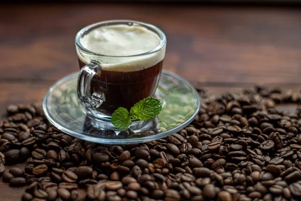 Ένα Φλιτζάνι Νόστιμο Αρωματικό Καφέ Είναι Υπόστρωμα Κόκκων Καφέ Έχει — Φωτογραφία Αρχείου