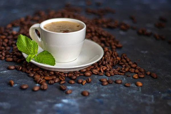 Uma Xícara Café Delicioso Aromático Está Substrato Grãos Café Tem — Fotografia de Stock