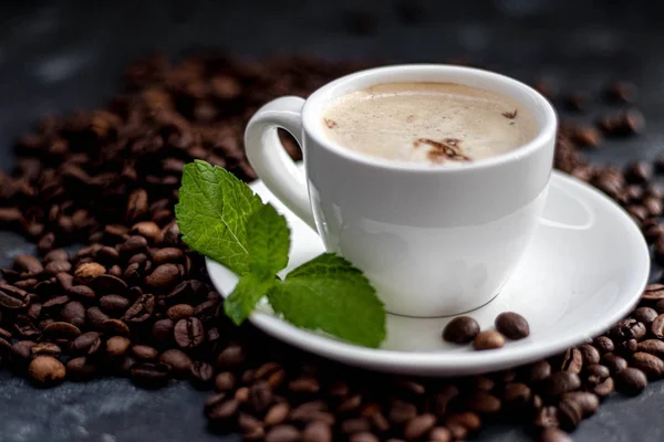 Una Tazza Delizioso Caffè Aromatico Substrato Chicchi Caffè Una Schiuma — Foto Stock
