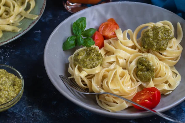 Tagliatelle Cozinhou Aldente Com Pesto Massa Perto Tigela Com Molhos — Fotografia de Stock