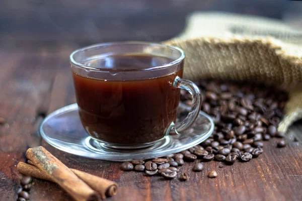 Café Uma Xícara Transparente Bebida Quente Revigorante Perto Cones Faíscas — Fotografia de Stock