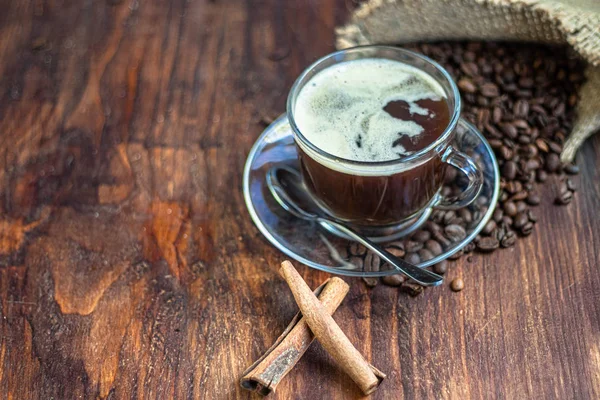 Café Uma Xícara Transparente Bebida Quente Revigorante Perto Cones Faíscas — Fotografia de Stock