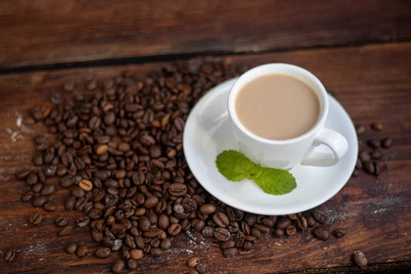 Xícara Café Fundo Escuro Leiteiro Branco Leite Está Derramando Partir — Fotografia de Stock