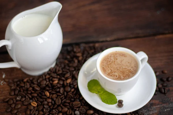 Tazza Caffè Sfondo Scuro Lattaio Bianco Latte Sta Versando Esso — Foto Stock