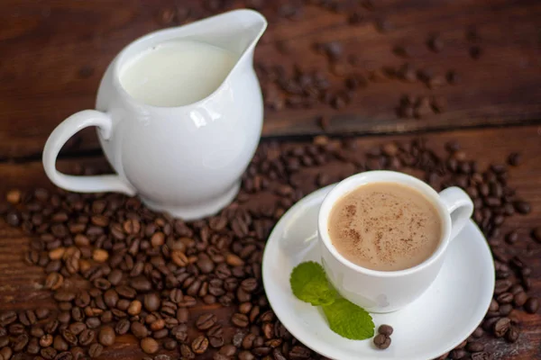 Csésze Kávét Sötét Háttéren Fehér Tejesember Tej Ömlött Belőle Egy — Stock Fotó