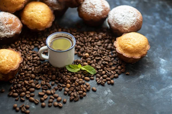 Csésze Kávét Sötét Háttéren Barna Szemek Elszórtan Csészét Házi Cupcakes — Stock Fotó