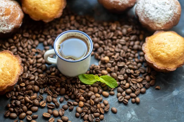 Csésze Kávét Sötét Háttéren Barna Szemek Elszórtan Csészét Házi Cupcakes — Stock Fotó